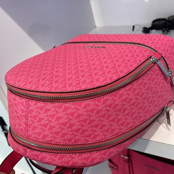 Michael Kors Rhea Medium Signature Logo Backpack
Dragonfruit
NWT